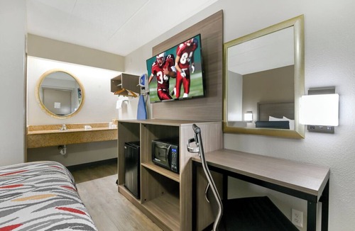 Montpelier Hotel | Family-Friendly Deluxe Room 2 Full Beds Near Laurel Mall and Montpelier Mansion