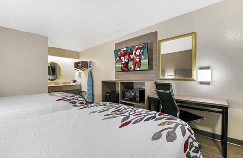 Montpelier Hotel | Family-Friendly Deluxe Room 2 Full Beds Near Laurel Mall and Montpelier Mansion