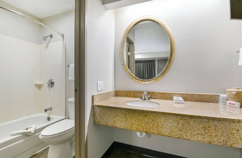 Montpelier Hotel | Family-Friendly Deluxe Room 2 Full Beds Near Laurel Mall and Montpelier Mansion