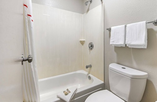 Montpelier Hotel | Family-Friendly Deluxe Room 2 Full Beds Near Laurel Mall and Montpelier Mansion