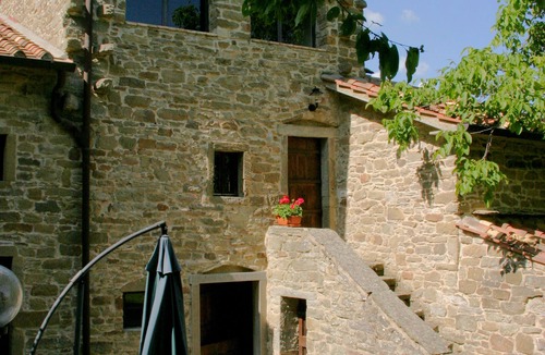 Caprese Michelangelo Villa | Family friendly Tuscan Villa ,private Pool, garden, stunning lake & hill views .