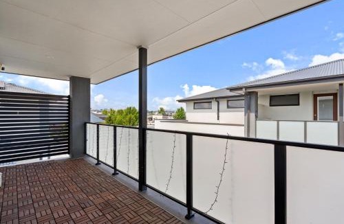 Holt House | Family-Friendly 4-Bed Home with Courtyard