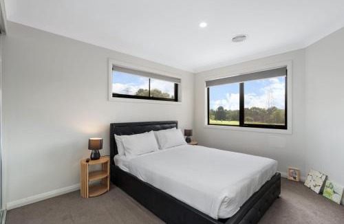 Holt House | Family-Friendly 4-Bed Home with Courtyard