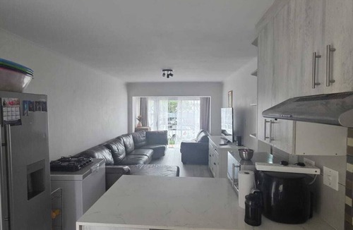Trawal Apartment | Family-friendly Cape Town 2 bed apartment, safe, cozy & well-located.