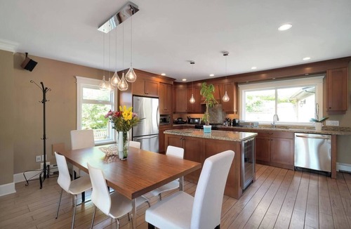 Ambleside House | Family Home: Hot Tub/Beach/Ski/Cruise Ship/Stanley Park/Capilano Bridge/Whistler