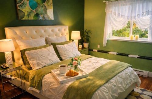 District of North Vancouver Apartment | Family Home - Suite