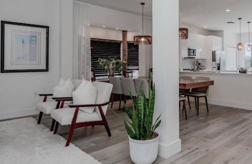 Lake Berkley House | Family Resort Pool Home Near Disney