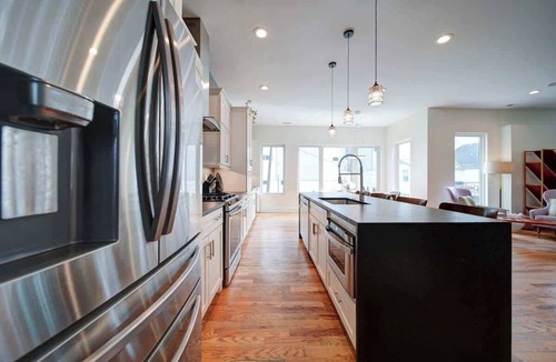 Third Ward House | Family Retreat: Hot Tub, Free Parking & View