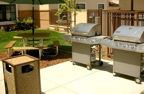 Thousand Oaks House | Family Reunion Lodging! 4 Units w/Full Kitchens, Banquet Hall, Pool