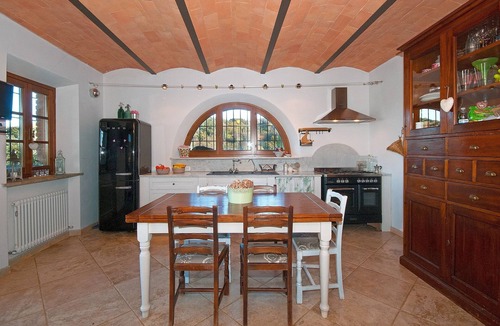 Volterra House | Farmhouse Immersed in the woodland