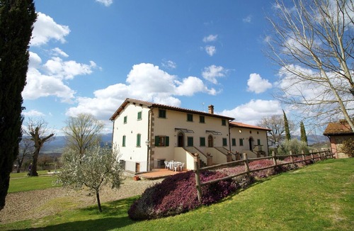 Poppi Apartment | Farmhouse in Tuscany with Pool & Valley Views