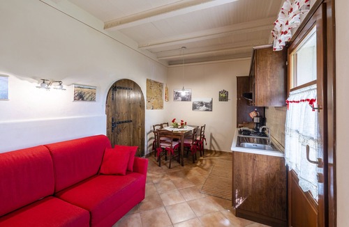 Morrona House | FARMHOUSE PISA HILLS-APT. PAPAVERO. PRIVATE OUTDOOR AREA. POOL & JACUZZI.