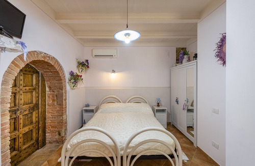 Morrona House | FARMHOUSE PISA HILLS-APT. PAPAVERO. PRIVATE OUTDOOR AREA. POOL & JACUZZI.
