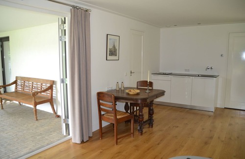 Zwaag Apartment | Fiddlers Hoorn Guest House in cozy village