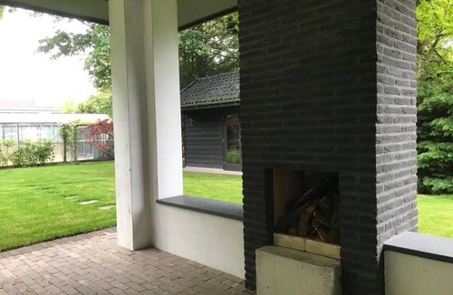 Zwaag Apartment | Fiddlers Hoorn Guest House in cozy village