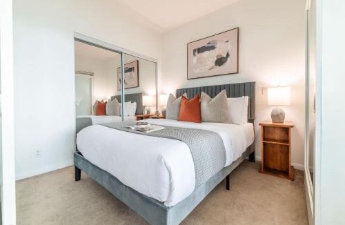 Bay Cloverhill Apartment | Financial District 3BR CN Tower Views