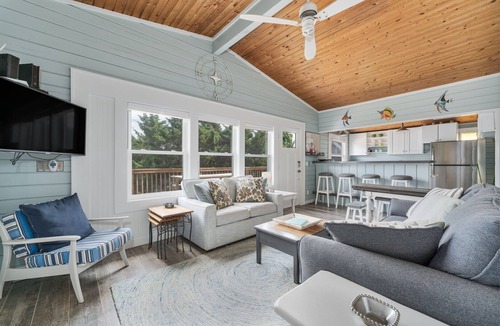 Avon Cottage | Finlandia: 3BR Avon cottage. Dog-friendly - steps from pristine beach!