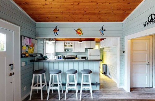 Avon Cottage | Finlandia: 3BR Avon cottage. Dog-friendly - steps from pristine beach!