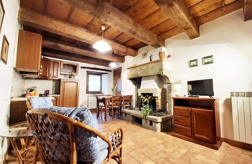 Pratovecchio Apartment | Flat in a historic stone house