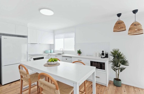 Tomakin House | Flat Walk to Barlings Beach, WiFi | Pat’s Place
