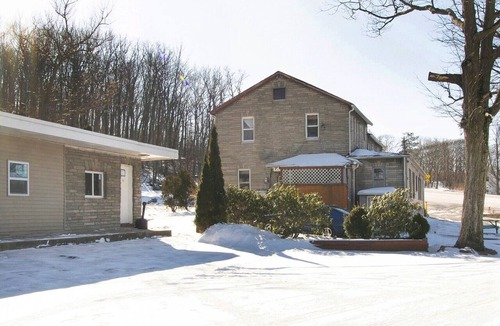 Wilkes-Barre Apartment | Full Bed|Non- Smoking