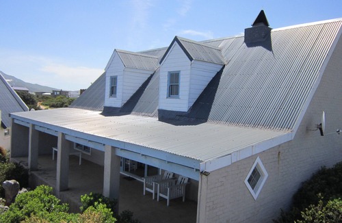 Betty's Bay House | FULLY EQUIPPED SEA FRONT HOLIDAY HOUSE Ground floor Fireplace, Braai area