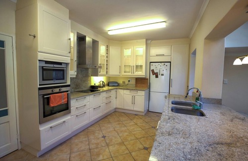 Lakeside Villa | Fully equipped villa with solar-heated pool at the Constantia Valley Wine Route