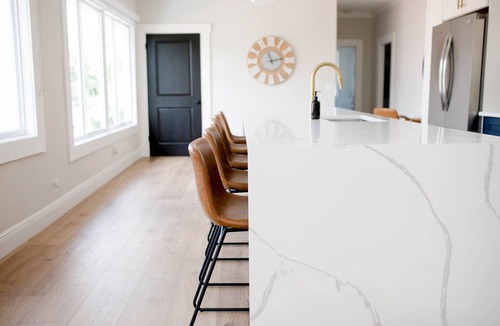 Sailboat Bend Apartment | Fully renovated - 12ft island - 1.2G Wifi