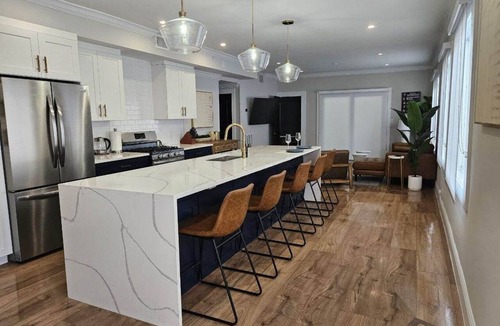 Sailboat Bend Apartment | Fully renovated - 12ft island - 1.2G Wifi