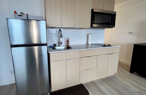 Downtown Baltimore Apartment | Furnished Studio – Indoor Pool 2 Blocks from UMMC