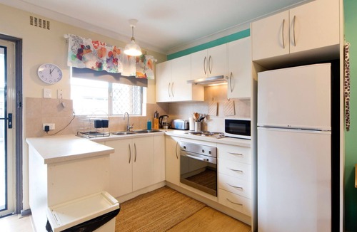 Scarborough Apartment | Garden Apartment, walk to Scarborough Beach - Pet friendly & FREE PARKING