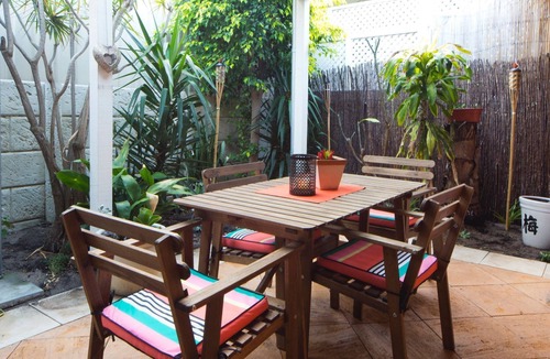 Scarborough Apartment | Garden Apartment, walk to Scarborough Beach - Pet friendly & FREE PARKING