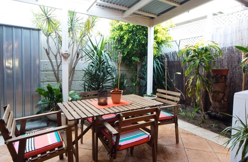 Scarborough Apartment | Garden Apartment, walk to Scarborough Beach - Pet friendly & FREE PARKING