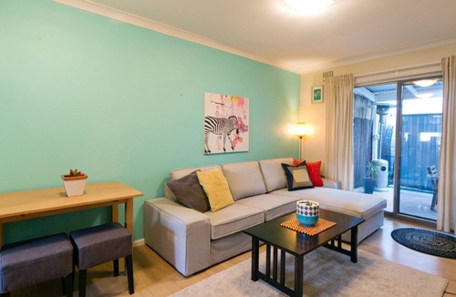 Scarborough Apartment | Garden Apartment, walk to Scarborough Beach - Pet friendly & FREE PARKING