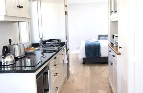 Constantia Cottage | Garden Cottage in tranquil leafy Constantia with Solar backup
