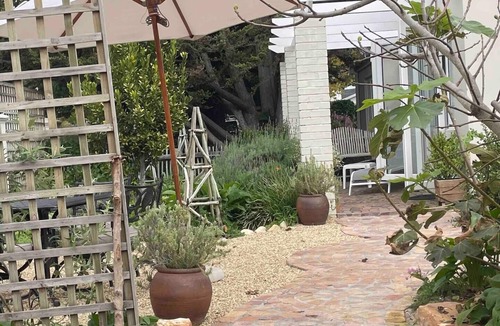 Constantia Cottage | Garden Cottage in tranquil leafy Constantia with Solar backup