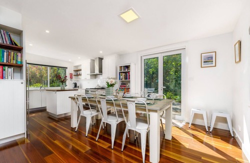 Pialligo House | Garden Precinct 3BR, Walking distance to Airport