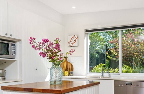 Pialligo House | Garden Precinct 3BR, Walking distance to Airport
