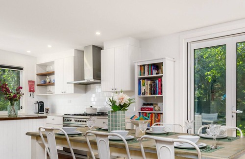 Pialligo House | Garden Precinct 3BR, Walking distance to Airport