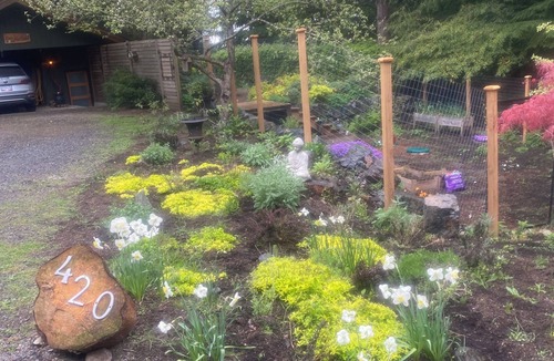 Bowen Island House | Garden suite at Casa Helena pet friendly Lisence#00000705