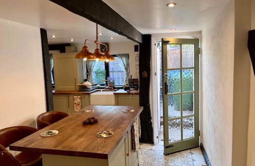 Shottery Cottage | Historical Thatcher Roof Cottage Hathaway Hamlet