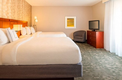 Middletown Hotel | Generously Sized Room Near the Airport w/Hot Tub & 2 Pools Access - Parking