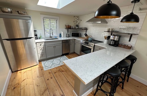 Yachting Village House | Get ready for the ultimate Newport adventure in this stunning renovated whole house right off Historic Thames Street! 6BR/6 queens + pull-outs (sleeps 16), 2 full kitchens, private deck