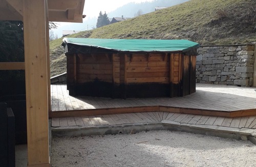 Hauteluce Apartment | Gite in a traditional farmhouse. Terrace with swimming pool. Pets allowed