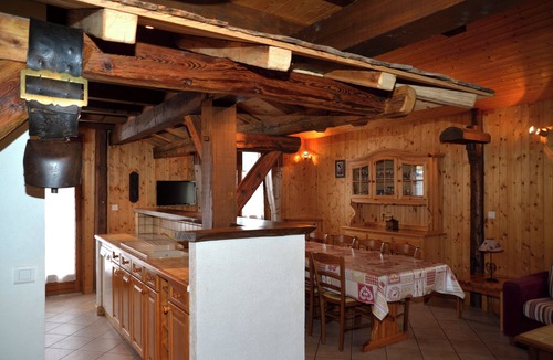 Hauteluce Apartment | Gite in a traditional farmhouse. Terrace with swimming pool. Pets allowed