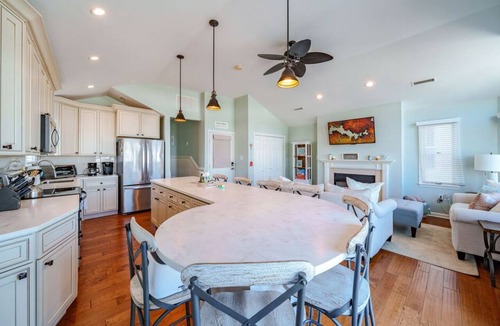 Gold Coast Condo | Gold Coast 3BR Condo/Decks, Parking, Walk to Beach