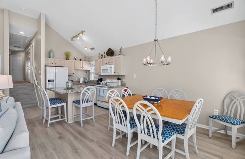 Gold Coast Condo | Gold Coast 3BR Condo w/Rooftop Deck & Garage,Sleeps 6
