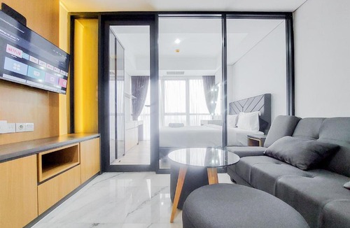 Pinang Apartment | Good and Restful 1BR at The Smith Alam Sutera Apartment By Travelio