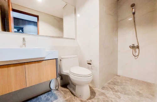Pinang Apartment | Good and Restful 1BR at The Smith Alam Sutera Apartment By Travelio