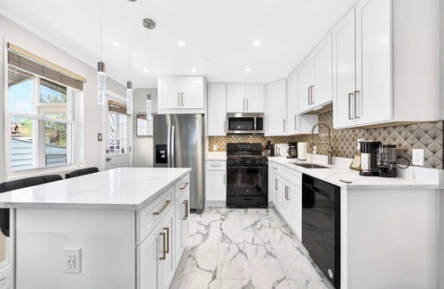 Northeast Condo | GORGEOUS HOME TUCKED AWAY IN GREENER PART OF TOWN